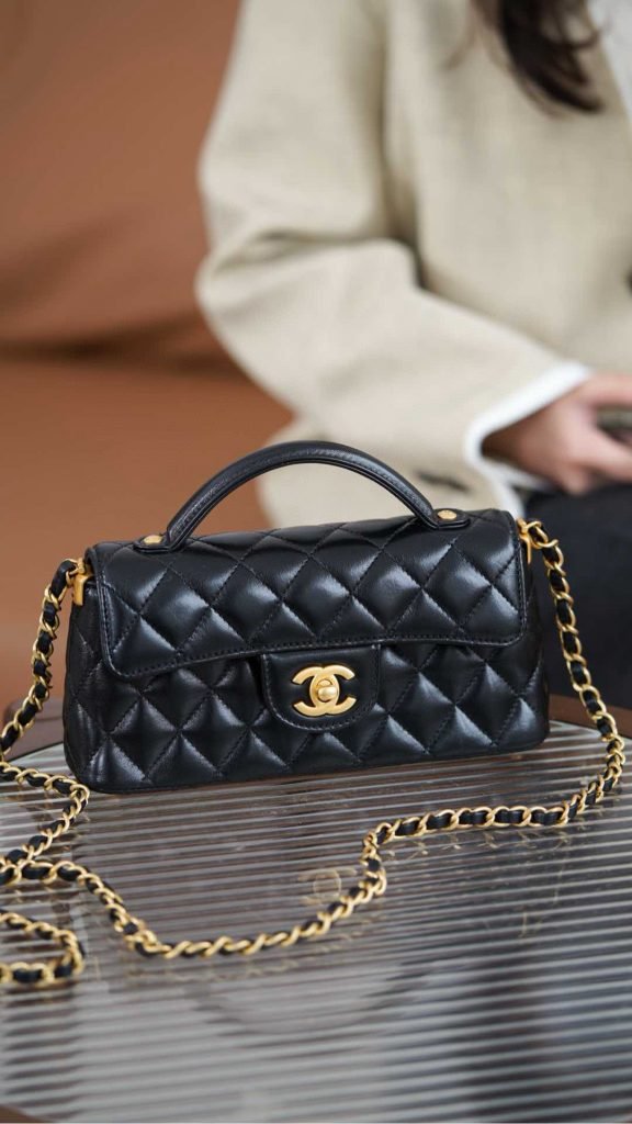 IMG_2111-576x1024 حقيبة شانيل Chanel bag made of leather with a luxurious - الصورة 1