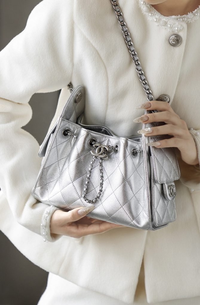 IMG_6761-670x1024 CHANEL HOBO 20CM SILVER - الصورة 1