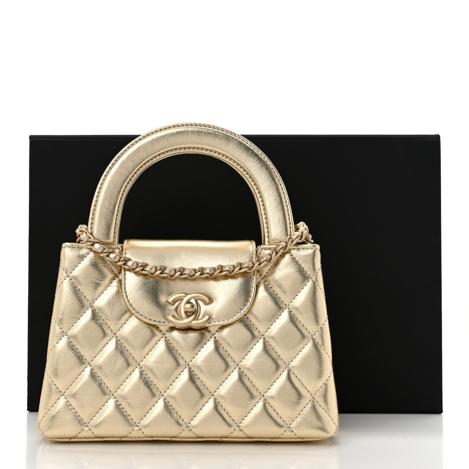d932ca46eadc485cb17c02507f34ee29 Chanel GOLD 19 Pinnacle of Modern Luxury شانيل الذهبية - الصورة 1